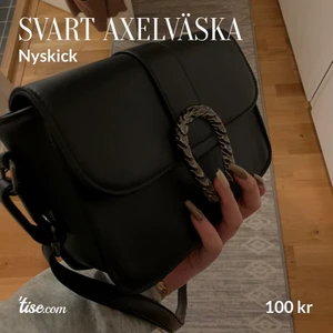 Axelväska - I nyskick. Köparen står för frakt