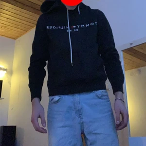 Tommy hilfiger hoodie - den är i mycket bra skick, säljer den för att den är för liten.
