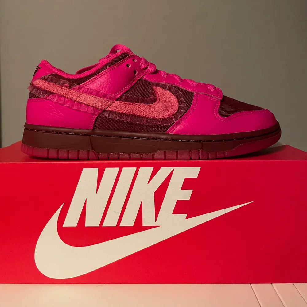 Hej, säljer ett par Nike dunk low Valentines day i storlek us 7 (eu 40). De är aldrig använda, köparen står för frakt. Vid frågor skicka bara ett meddelande . Skor.