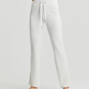 Cecilia velour trousers  - Vita velour byxor som är använda fåtal gånger, inga defekter eller smutsiga på något sätt. Finns ej kvar på ginatricot längre. Stl Xs men sitter som en S på mig som är 160 ungefär. Nypris är 279kr säljer för 129kr pga att dessa finns ej och köpa längre, pris kan såklart diskuteras, skriv för info och bilder❤️