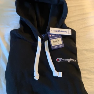 Champion hoodie - Helt oanvänd med lappen kvar. Passar både tjej och kille