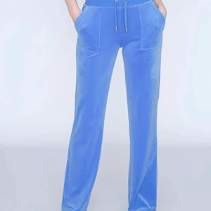 Juicy Couture  - Säljer mina slutsålda byxor från Juicy Couture! De är endast testade men kunde inte skicka tillbaka dem då jag var för snabb på att ta bort lapparna… Byte kan också vara intressant. De sitter perfekt på mig som är 170💕 Storlek M men passar S lika bra! 