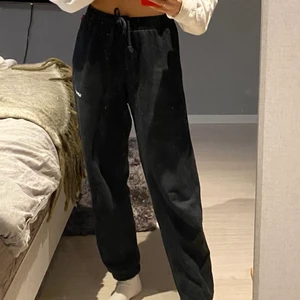 Levis sweatpants svarta - Världens snyggaste mjukisbyxor från Levis i storlek S, använda fåtal gånger då jag har andra byxor, materialet är så himla skönt och kvaliten på topp! Nypris 700kr, säljer dom för 350, gratis frakt💞💞 Skriv om du undrar något💕