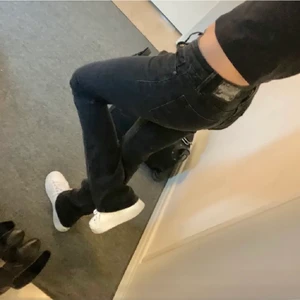 Lågmidjade bootcut - Säljer mina fina crocker lågmidjade jeans i strl 25/32! Lånade bilder, mina är lite mer bootcut! Fint skick!