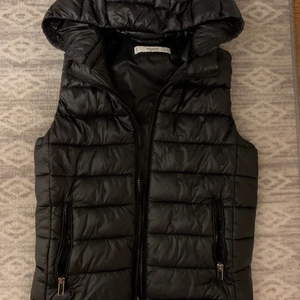 Väst xs - Väst från mango i xs. Knappt använd , i nyskick. Köparen står för frakt