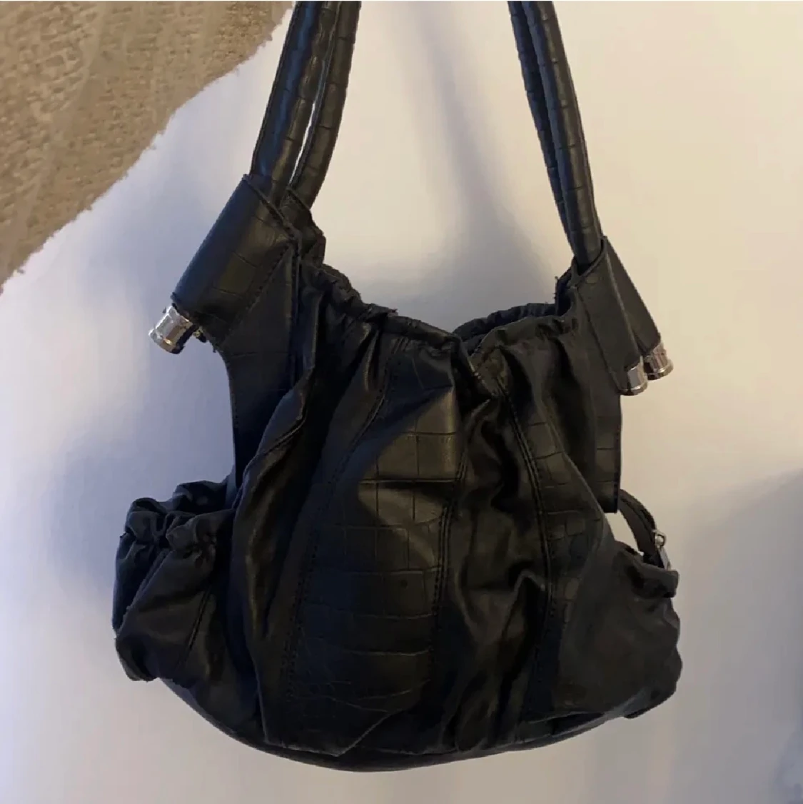 Svart läderväska med ormskinnsimitation