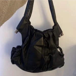 Svart läderväska med ormskinnsimitation  - Fin väska i bra skick!! Köparen står för frakten och jag har lagt upp denna på fler ställen🤍