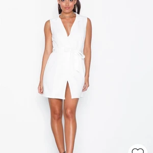 Studentklänning  - Det är en vit klänning som funkar till studenten. Är aldrig använd då den inte kommit till användning. (Lånad bild från hemsidan)