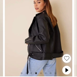As snygg skinnjacka!!  - Jag säljer min skinnjacka jag fick i julas! Tyvärr har bandet till den försvunnit (som man ska ha runt om jackan) och för att den är lite för liten. Använd 5-6 ggr bara! Köpte jackan för 499 kronor och säljer den för mindre än halva priset :) 