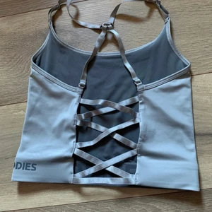 Better Bodies top sportbh S - Grå ngt skimrande i tyget. Snygg Top f better Bodies, mycket fint skick. St M men mer som S.  snygg bak med band, längre modell.  samfraktar!