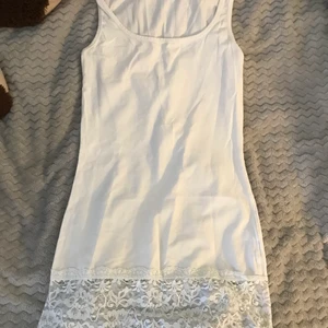 Vit spets linne - Vitt linne med spets på botten! Är ganska lång! Köpt second hand men aldri använt utav mig! Är i märket vero Moda! För fler bilder eller frågor är det bara att kontakta mig!😇