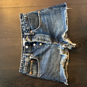 Jeansshorts midwaist zara - Säljer dessa SNYGGA slutsålda jeansshorts från zara. De är mid waist. Aldrig använda. Säljer för att de inte kommer till användning tyvärr❤️