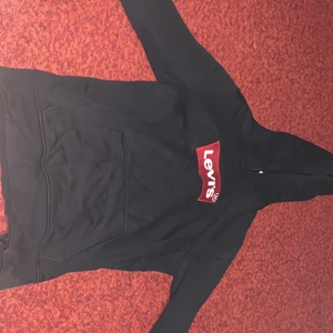 Levis Hoodie storlek: M - Det är en Levis Hoodie som har bra kvalite samt är i bra form. Har bara haft denna Hoodie i 1 år och är väldigt skön när man har på sig den. 