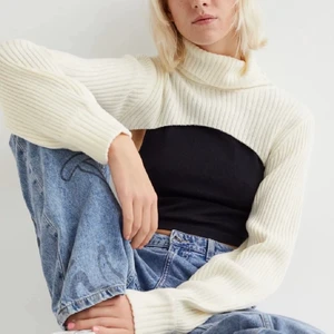 Croppad polotröja - Storlek M men passar alla från xs-m. Skriv till mig för mer information❤️ det blir bud på den ifal det är flera som vill ha den❤️ 