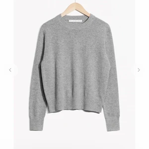 & other stories - Knappt använd 100% cashmere tröja från & Other Stories, super fin grå gäng och jätte skön! Passar både xs och s, jag själv brukar ha s och den passar mig lite taight, men det är sådan modell. Säg till om ni vill ha egna bilder eller liknande✨ Nypris runt 1000kr mitt pris 300kr