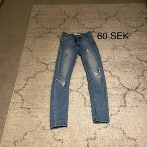 Jeans med hål i  - Använda 
