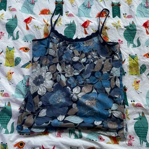 Coolt vintage/retro linne - Ett gammeldags linne med blommor och i blått och brunt, storleken står som XXL men skulle mer säga att det är en L