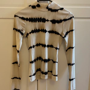 Blekt långärmad tröja  - Säljer denna långärmade, blekta tröja från weekday. Endast använd ett fåtal gånger men säljer då den inte kommer till användning längre. 