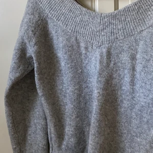 Stickad off shoulder tröja (helt ny) - Helt ny stickad tröja köpte den för ett år sedan aldrig använt å lapparna drog man av så kunde inte lämna tbx då😅 vid snabb affär kan priset diskuteras:)
