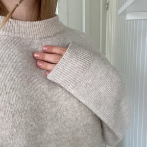 Beige stickad tröja  - Färgen är som på 1a bilden. Fin stickad tröja i ljusare beige. Knappt använd och inköpt i höstas. I fint sick, lite nopprig. Säljer för att den inte kommer till användning längre. 🥰