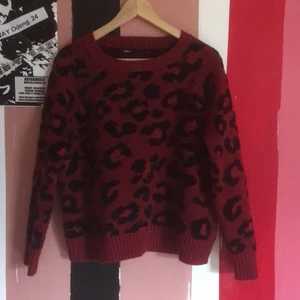 Leopard vinröd/svart kofta - Varm och gosig vår/höftkofta med grungekänsla. Nypris 499. Liten reva vid nacken