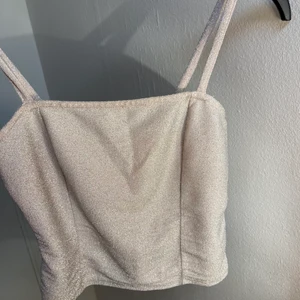 Glittrigt linne - Glittrigt ljusrosa linne, fint skick. Kan stylas med och utan band! Storlek S