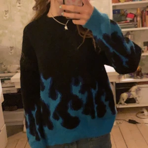 Tröja med blåa flammor på! - Så cool tröja med flammor på! Älskar färgen och tröjan passar till allt! 