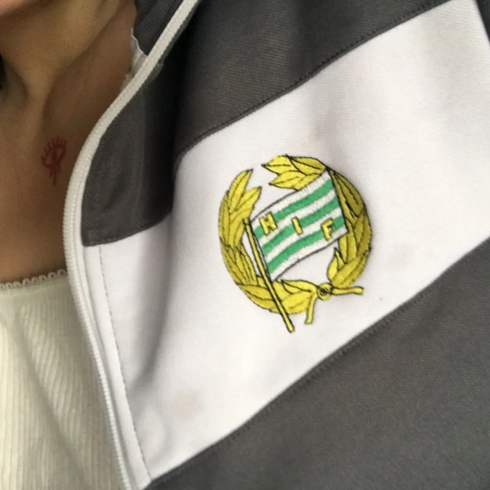 En Hammarby tröja. Säljer för jag hejar på Gais och köpte för den va fin. . Hoodies.