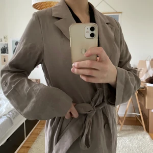 Trench coat XS - Lång Trench coat från monki i nyskick. Beige-grå färg med slitsar på sidorna, skärp, fickor och knappar man kan vika upp ärmarna med. 200kr⭐️
