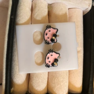 Hello Kitty örhängen  - Helt oanvända hello Kitty örhängen i olika former och färger. 