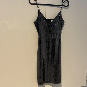 Klänning - Superfin klänning från H&M som tyvärr blivit för liten. Snörena är insydda en liten bit då dem var för långa för mig. 