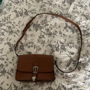 Brun handväska - Brun handväska i fakeskinn. Sällan använd och i fint skick. 