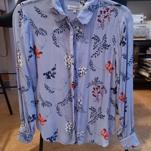 Skjorta - Skjorta köpt secondhand hand, jättefin men säljer då den tyvärr inte kommit till användning. Den är i fint skick. Fina detaljer vid handleden. Skriv vid intresse eller om du vill se fler bilder! Köpare står för frakt