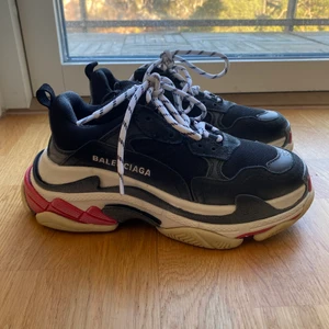 Balenciaga Triple S - ett par Balenciaga Triple S som TYVÄRR är för små 😭 fick dom i födelsedagspresent, inköpta i dubai, har därför inget kvitto.  dom är helt oanvända, har dock haft på mig dom ett par gånger inomhus i hopp om att jag ska kunna komma in i dom lite men det hände aldrig.. 💔  strl 38, vilket jag brukar ha men upplever dessa för tighta  nypris på dessa är 8400kr jag säljer mina för 4500kr är öppen för att diskutera priset vid en smidig affär!  🌸  har många fler bilder att skicka med 🥰