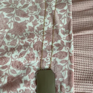 Liten väska  - Detta är en liten väska som är bra att förvara sina kort och mobil i. Köpt på H&M för 149kr. Har aldrig använt! 🤍 köparen betalar! 