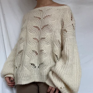 Stickad ljus tröja - KÖP DIREKT FÖR 400kr! Härlig och varm äggvit tröja. Perfekt nu under början av våren / slutet av vintern. Lätt att style pga dens ljusa färg. Köpare står för 66kr spårbar frakt. Märkt XL men sitter snyggt oversized på mig som vanligtvis bär S. Plagget är i gott second hand skick utan synliga defekter.  Högsta bud 320kr! Avslutas när annonsen markeras såld så buda på! Du vinner om ingen budar mer än dig på 24h. KAN MÖTAS I STOCKHOLM MELLAN 19-22/2