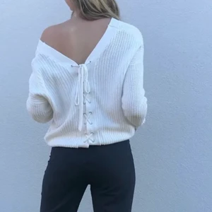 Vit stickad tröja från Nelly  - Alla bilder är lånade här på Plick!💗💗 Super fin vit stickad tröja från Nelly med snörning i ryggen. Stl S
