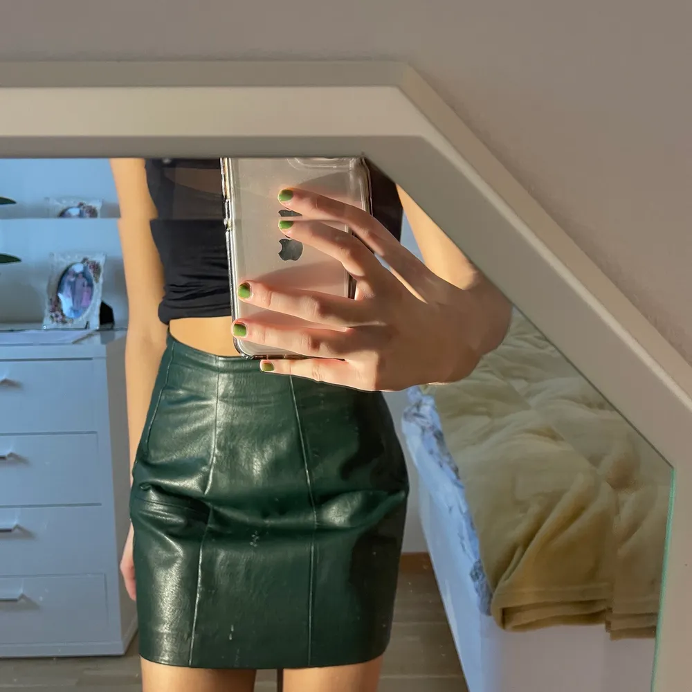 Grön kjol (läder imitation) från stradivarius. Storlek:S Pris:110kr + frakt. Kjolar.