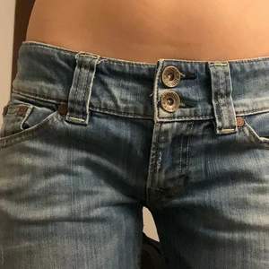 LÄGGS UPP IGEN PGA OSERIÖS KÖPARE. dessa är ett par skit snygga jeans dem har midjemåttet ca 78cm och innerbensmåttet ca 72cm🥰 skriv om ni har fler frågor🥰 Bilderna är lånade🥰