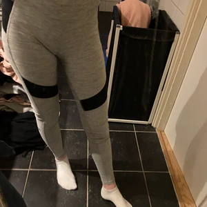 Grå träningstights  - Grå träningstights köpta på abercrombie and fitch i usa för cirka 5 år sedan. Hittar ingen storlek men skulle säga xs