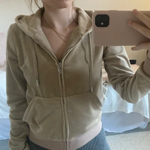 Juicy couture kofta - Säljer denna helt nya Juicy Couture koftan i färgen Taupe, Storlek XS