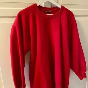 Lite längre röd tröja från Zara 