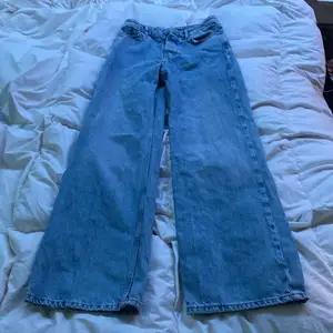 Ett par super snygga blåa weide Jeans från bikbok,säljer dom pågrund av ingen användning utan att dom endast har legat i gaderoben sen dom köptes. Storlek xs/s