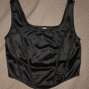 Korsett topp - Korsett topp från bikbok i silke. Super snygg och sitter så fint på. Använt runt 10 gånger i sommar men kom sedan inte till sådan stor användning. Skriv om du har någon fundering🖤