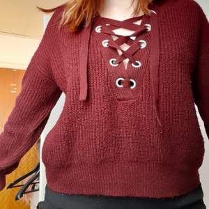 A HM burgundy warm sweather with adjustable strings, loose fitting. Only been worn a small amount.