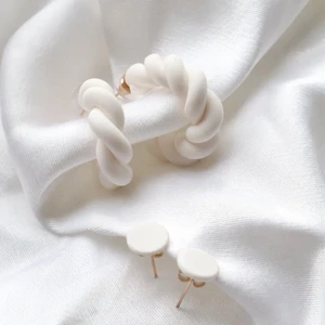 Las Vegas + Strasbourg vit - Öronpinnen finns att välja i guld och silver färgat. Handgjorda✨