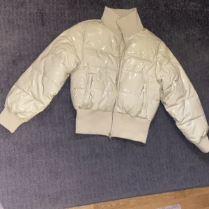 Puffer jacket - En jättefin pufferjacka från ginatricot i storlek S. Aldrig använd. Säljer för 600kr. Nypris 799kr. Köparen står för frakten!!!