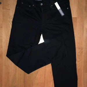 Helt nya svarta jeans  - Helt nya svarta jeans. Köpta i dressman. Säljs pga det inte är min storlek. Storlek-31-30. Inga fel på de, helt nya. Jätte bra material. 