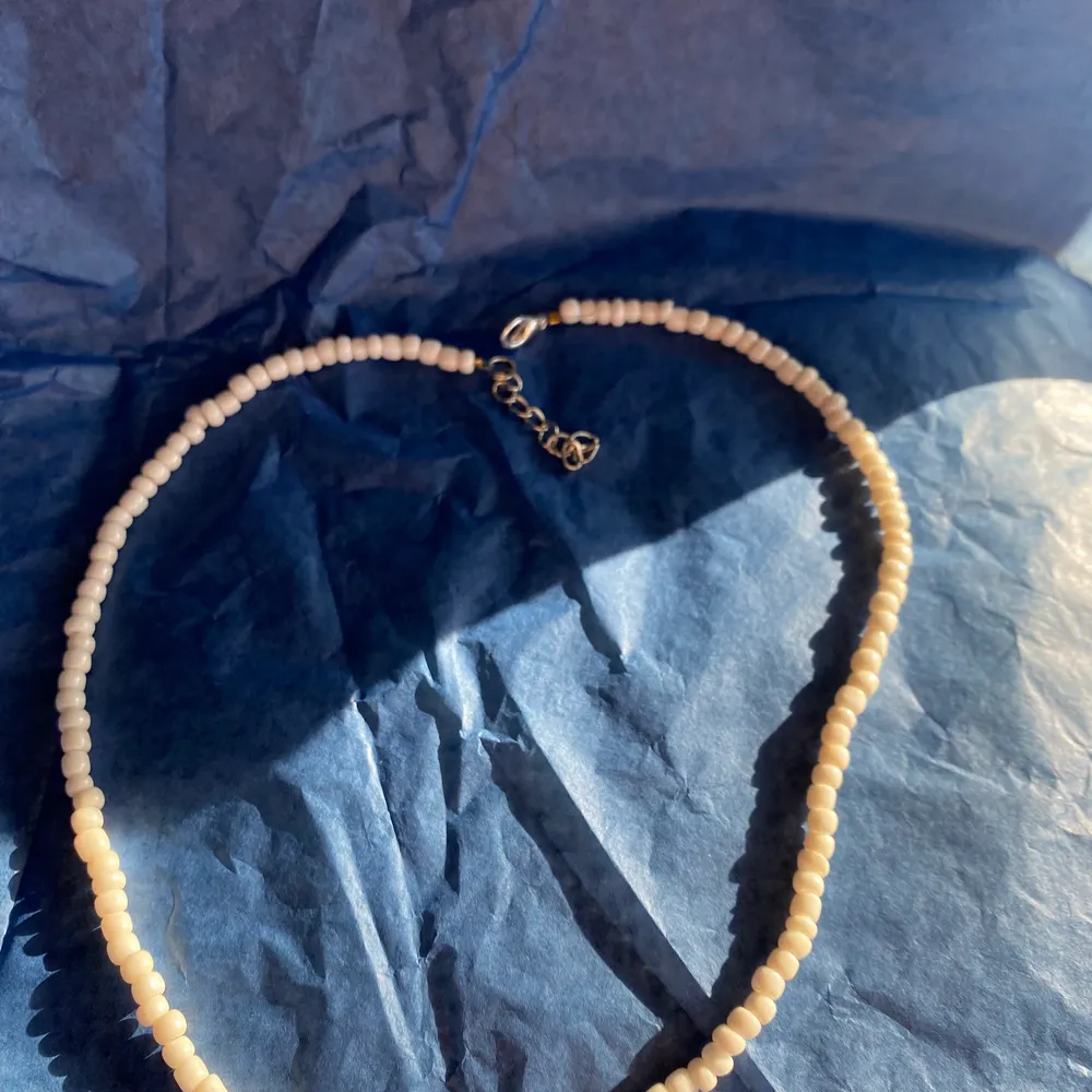 Pärlhalsband vita pärlor silver lås går att fixa längden om man vill ! 💗 frakt 14kr . Asusteet.
