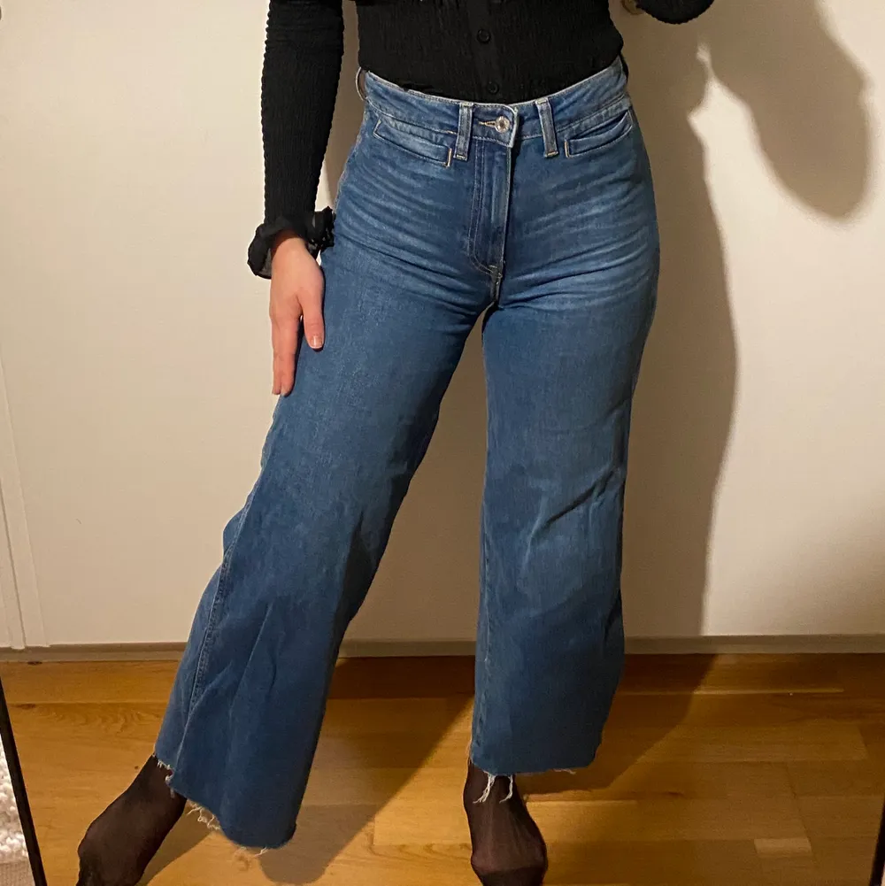 Culotte jeans från H&M. Använda ca 5 gånger. Inga slitningar eller anmärkningar. . Jeans & Byxor.